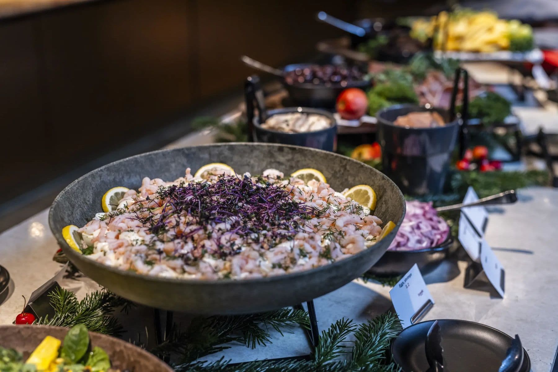 Katkarapuskagen jouluisella buffetpöydällä